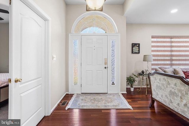 4 MONARCH DR, Burlington, NJ 08016