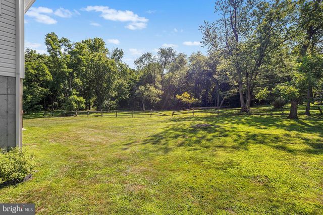 4 MONARCH DR, Burlington, NJ 08016