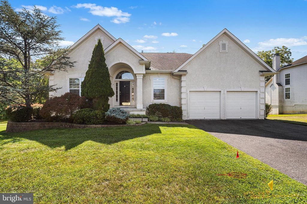 4 MONARCH DR, Burlington, NJ 08016