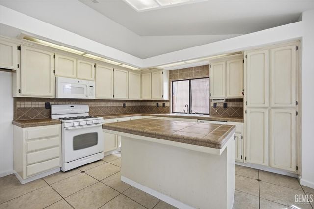 11513 Jenlee Avenue, Bakersfield, CA 93312