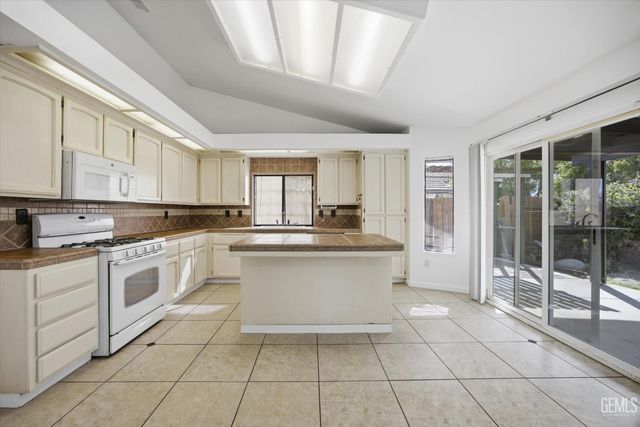 11513 Jenlee Avenue, Bakersfield, CA 93312