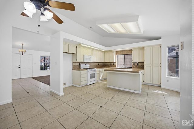 11513 Jenlee Avenue, Bakersfield, CA 93312