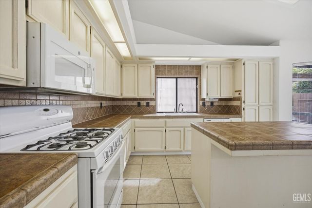 11513 Jenlee Avenue, Bakersfield, CA 93312