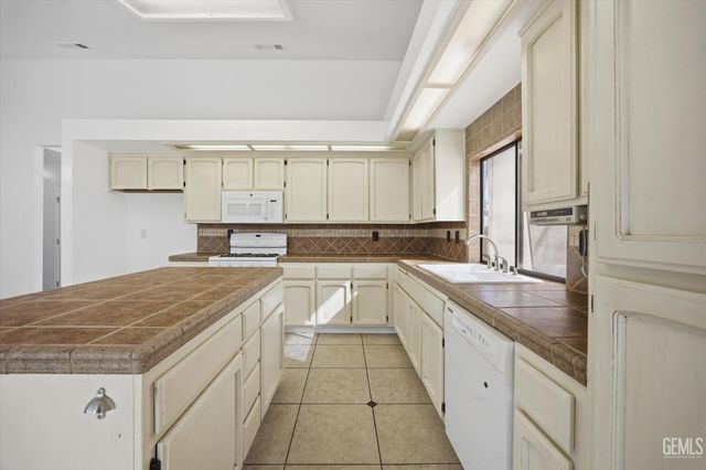 11513 Jenlee Avenue, Bakersfield, CA 93312