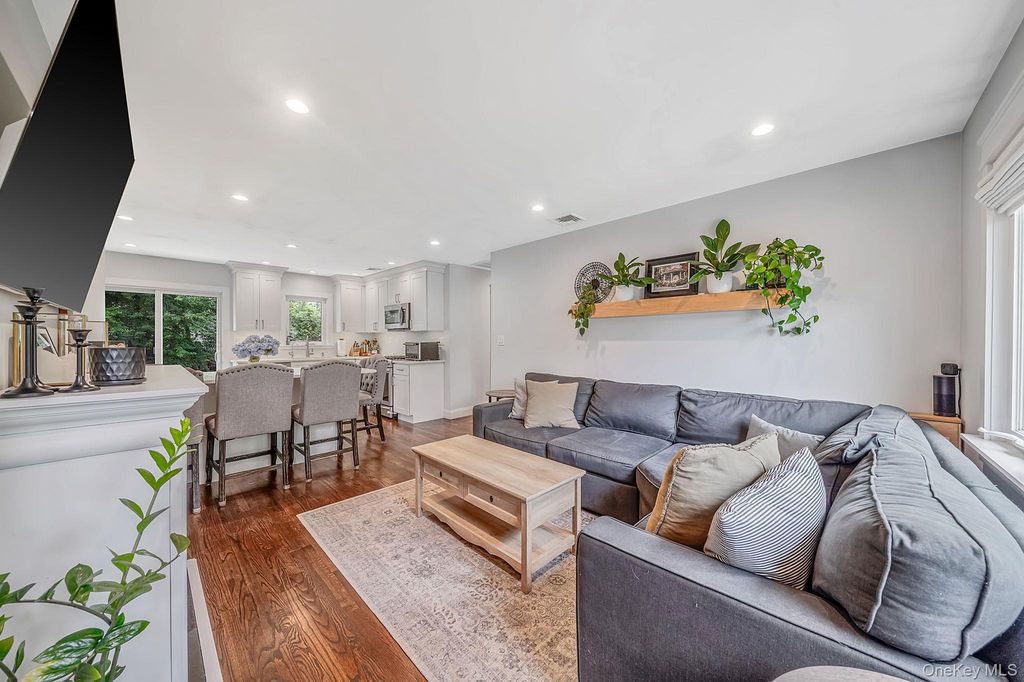 8 Gedney Avenue, Smithtown, NY 11787 — photo 2