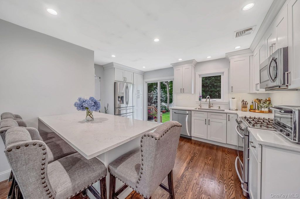 8 Gedney Avenue, Smithtown, NY 11787 — photo 4