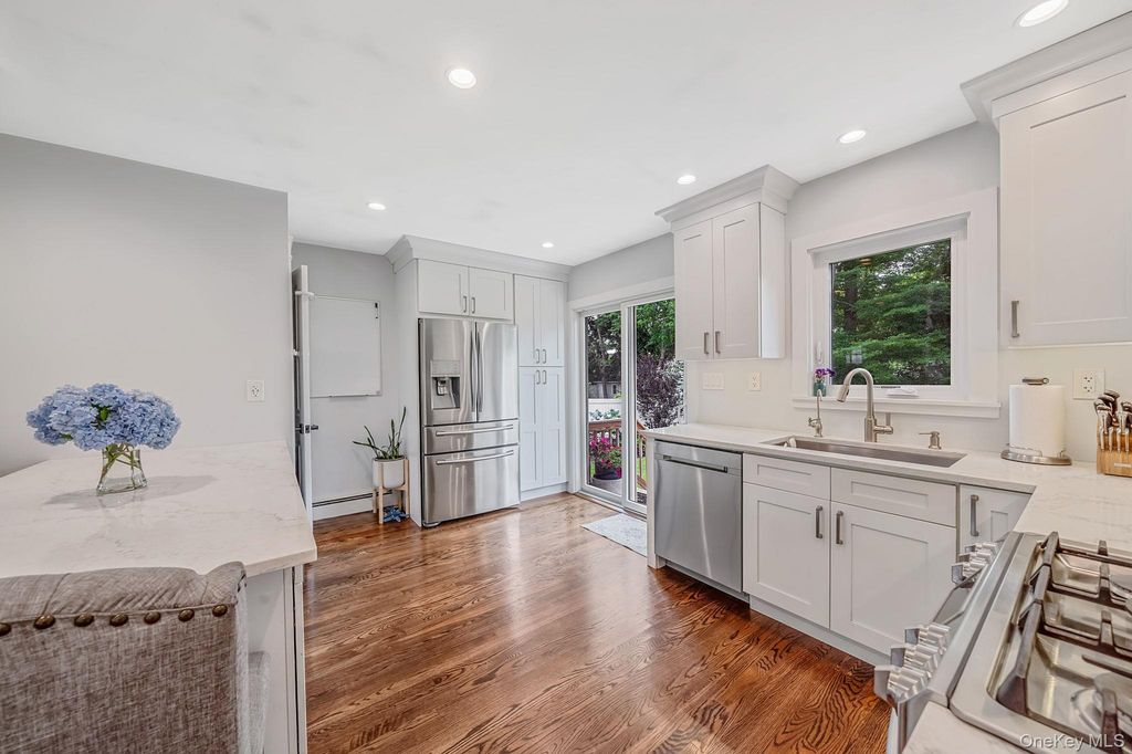 8 Gedney Avenue, Smithtown, NY 11787 — photo 5