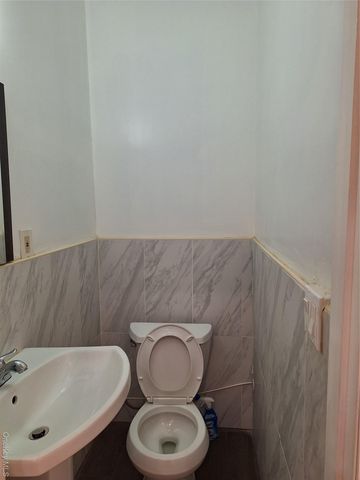 16718 Hillside Avenue 2nd floor, Jamaica, NY 11432