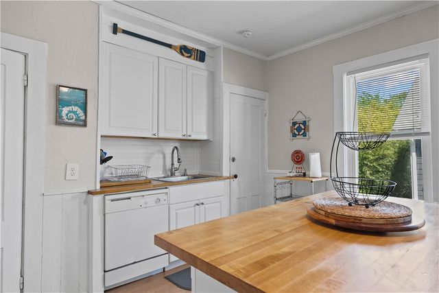 16 Dean Avenue 2, Newport, RI 02840