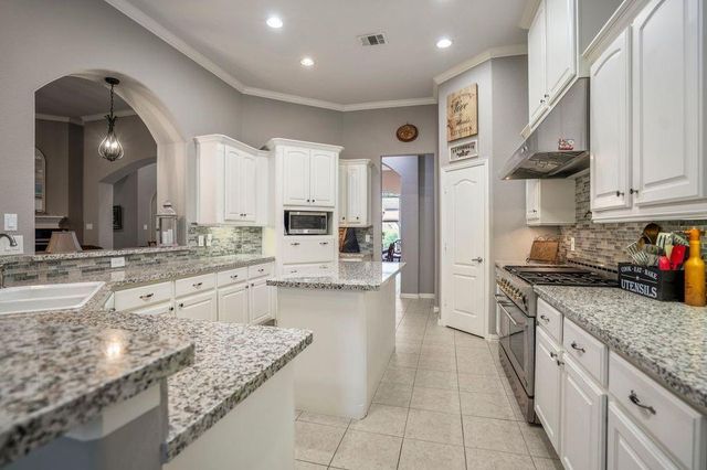 26 Brookgreen Circle S, Montgomery, TX 77356