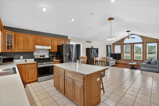 5569 S Corey Road, Perry, MI 48872