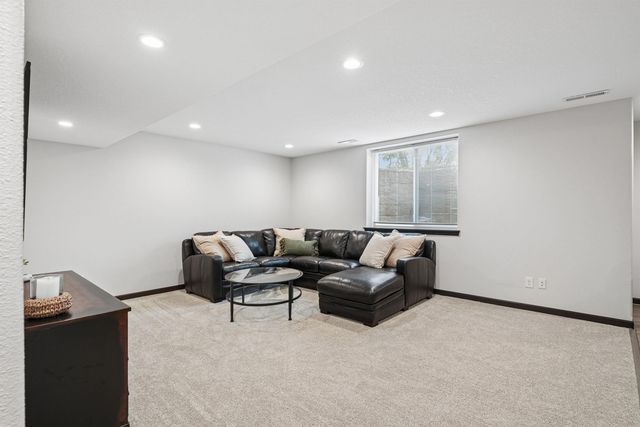 3356 Lincolnshire Road, Waterloo, IA 50701