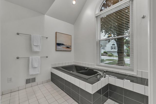 558 Heritage Drive, Ann Arbor, MI 48105