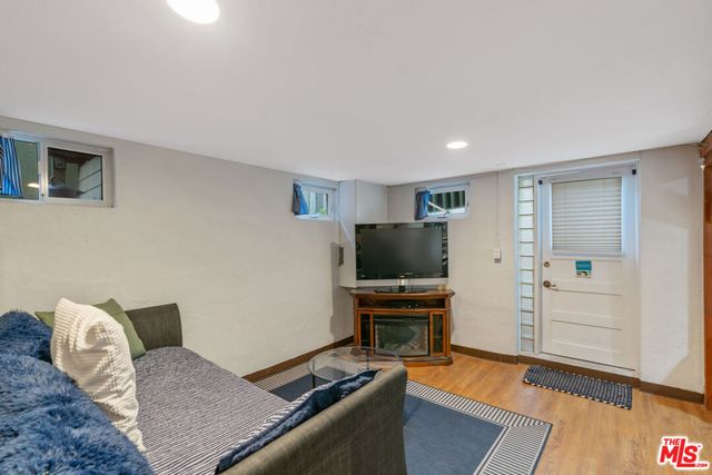 41 Vicente Terrace, Santa Monica, CA 90401