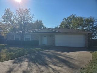 8828 Las Vegas Court, White Settlement, TX 76108