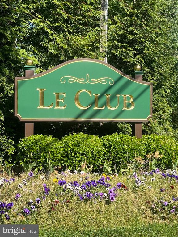 421 JAMESTOWN CT, Mount Laurel, NJ 08054