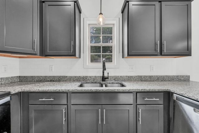 1381 Sussex Dr, Clarksville, TN 37042