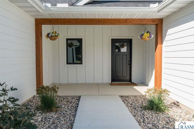 1720 High Tail Lane, Mankato, MN 56001