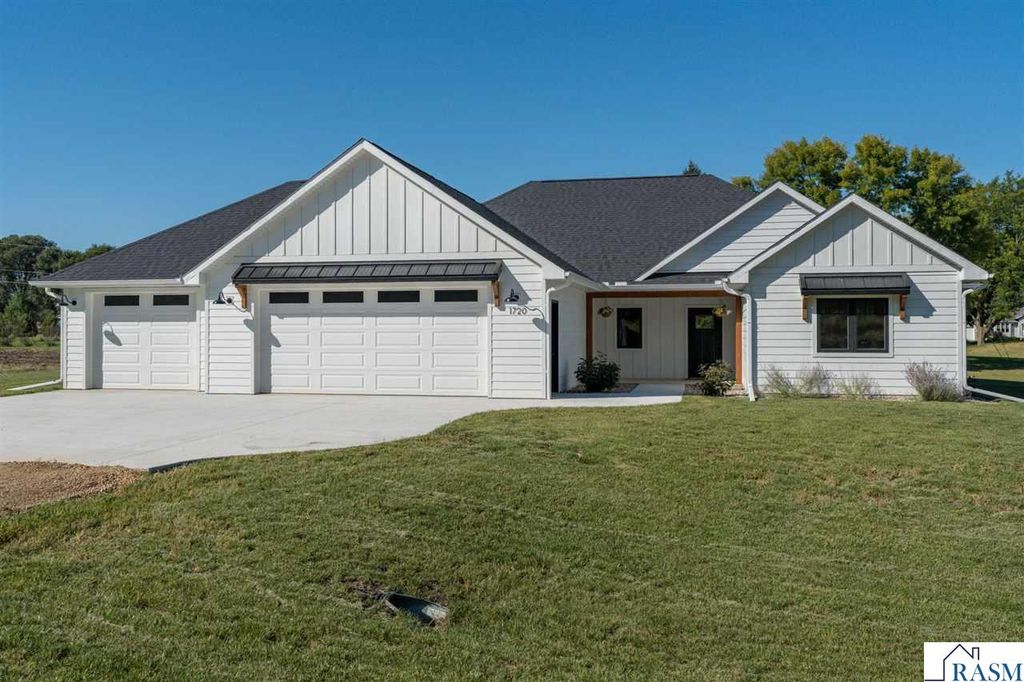 1720 High Tail Lane, Mankato, MN 56001