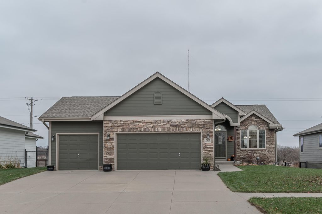 5112 WAGONS WAY Road, Council Bluffs, IA 51501