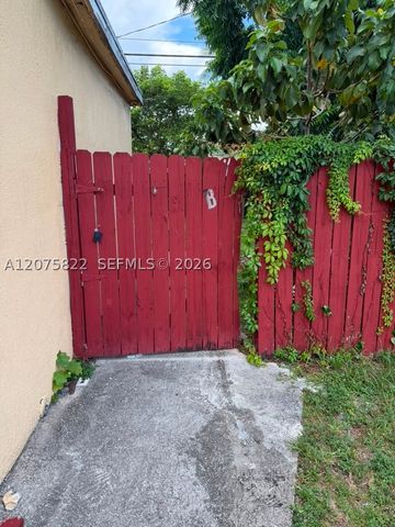 601 NE 180th St B, Miami, FL 33162