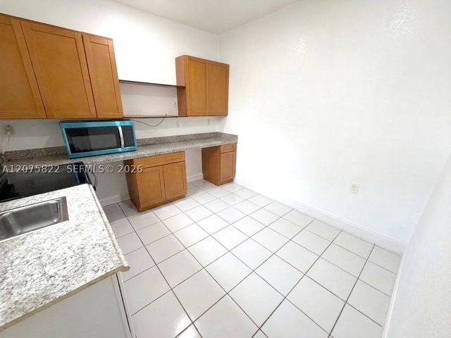 601 NE 180th St B, Miami, FL 33162