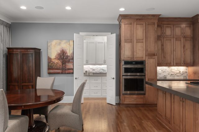 1 Warwick Ln, Nashville, TN 37205