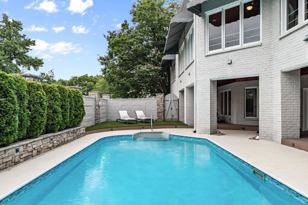 1 Warwick Ln, Nashville, TN 37205