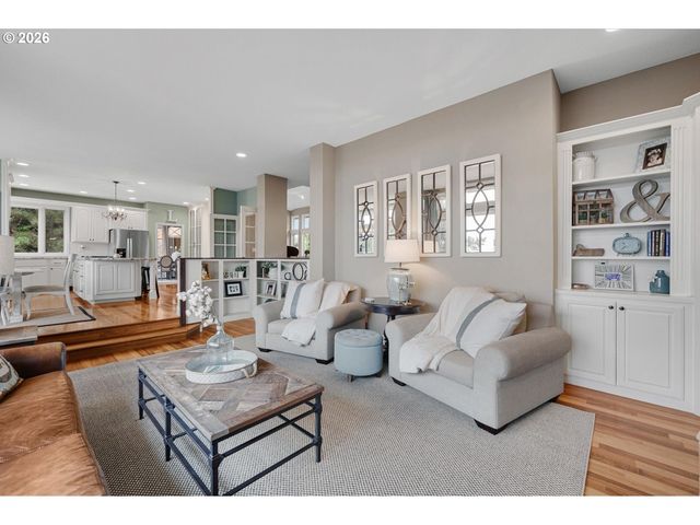 2360 FALCON Dr, West Linn, OR 97068