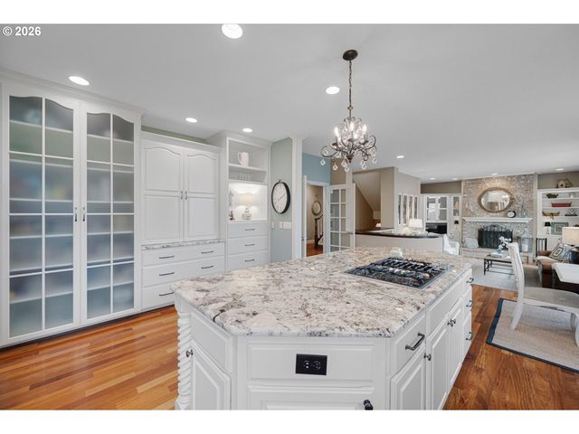 2360 FALCON Dr, West Linn, OR 97068