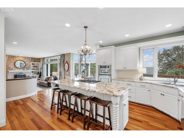 2360 FALCON Dr, West Linn, OR 97068