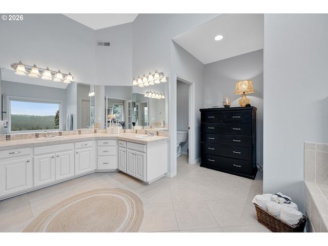 2360 FALCON Dr, West Linn, OR 97068