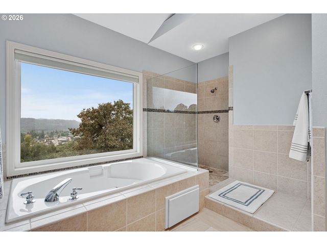 2360 FALCON Dr, West Linn, OR 97068