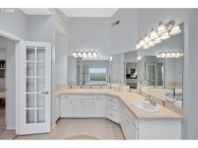 2360 FALCON Dr, West Linn, OR 97068