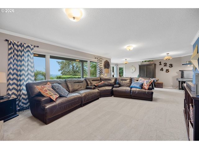 2360 FALCON Dr, West Linn, OR 97068