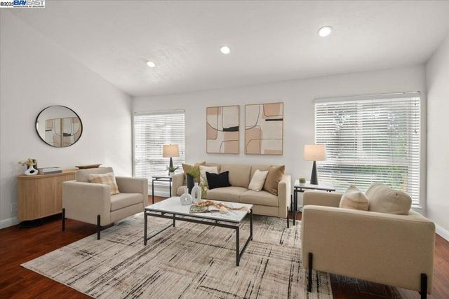 2253 Kalenda Cmn, Fremont, CA 94539