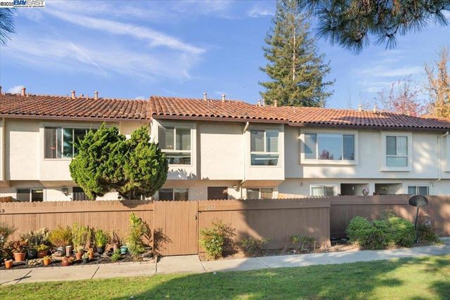 2253 Kalenda Cmn, Fremont, CA 94539