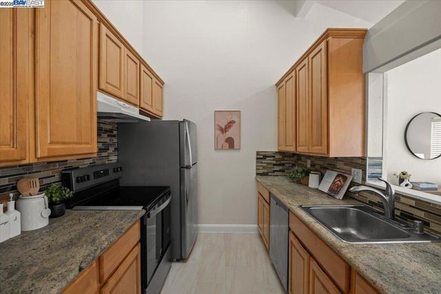 2253 Kalenda Cmn, Fremont, CA 94539