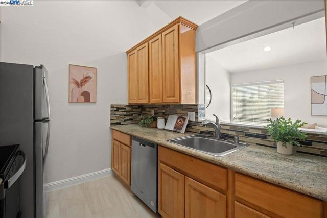 2253 Kalenda Cmn, Fremont, CA 94539