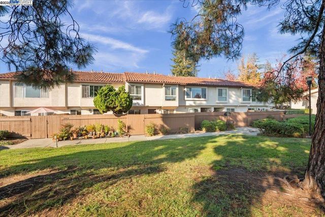 2253 Kalenda Cmn, Fremont, CA 94539