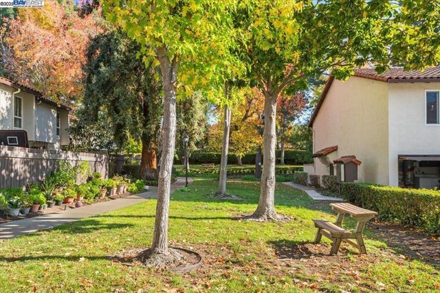 2253 Kalenda Cmn, Fremont, CA 94539