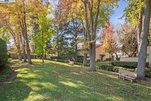 2253 Kalenda Cmn, Fremont, CA 94539