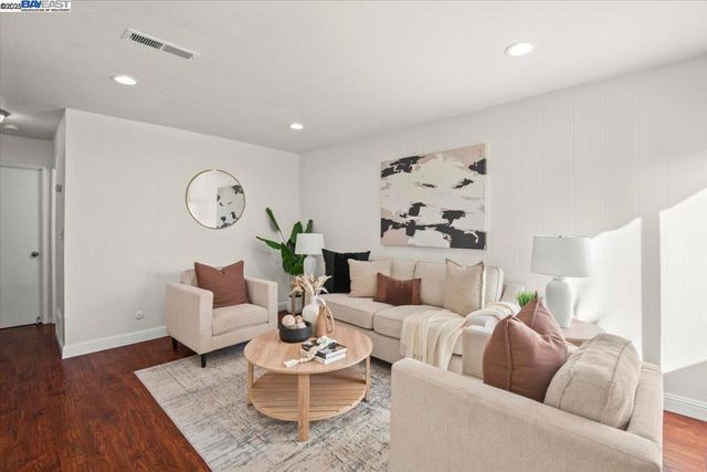 2253 Kalenda Cmn, Fremont, CA 94539