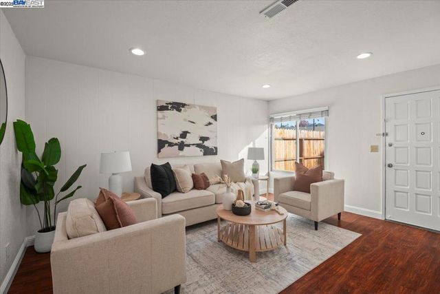 2253 Kalenda Cmn, Fremont, CA 94539