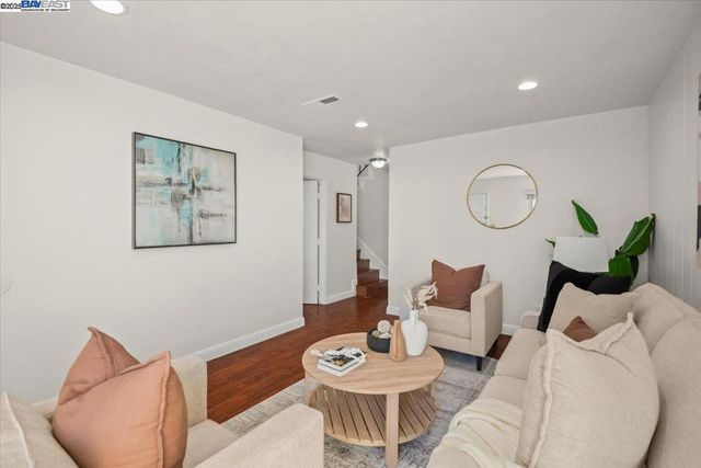 2253 Kalenda Cmn, Fremont, CA 94539