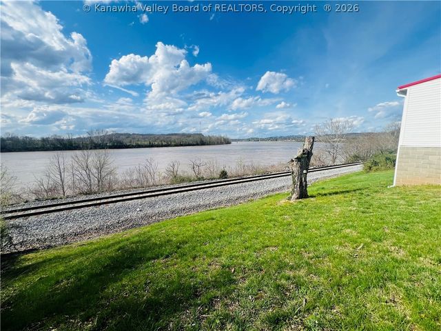 90 River Lane, Ravenswood, WV 26164