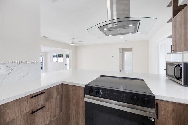 1221 SE 10th St, Deerfield Beach, FL 33441