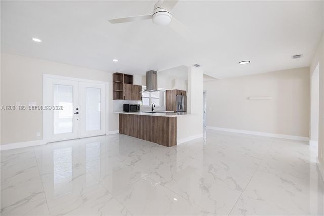 1221 SE 10th St, Deerfield Beach, FL 33441