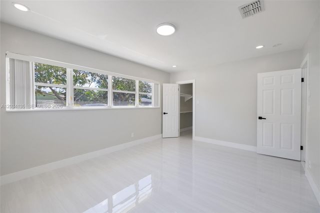 1221 SE 10th St, Deerfield Beach, FL 33441