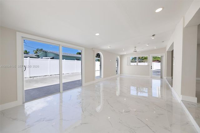 1221 SE 10th St, Deerfield Beach, FL 33441